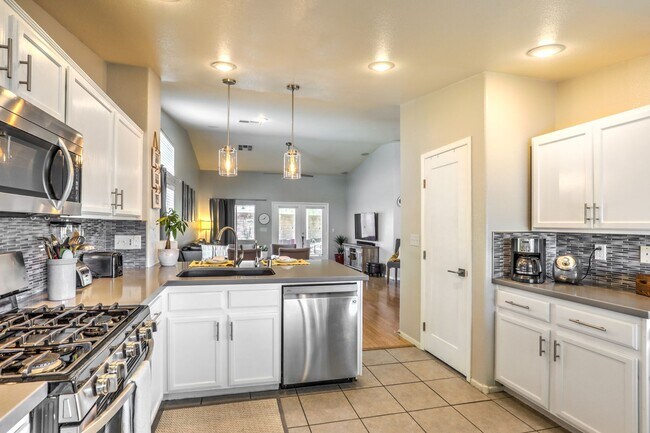 Foto del edificio - Charming 3-Bed, 2-Bath Home with Modern Upgrades!