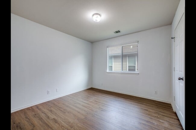 Foto del edificio - 319 Willow Grove Dr