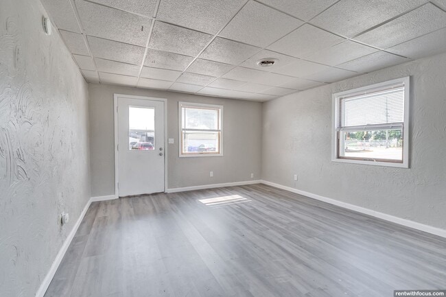 Building Photo - 204 Elm St