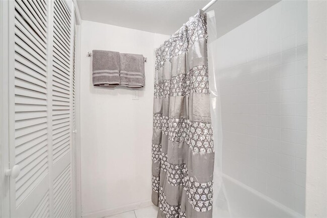 Building Photo - 8515 Hearth Dr