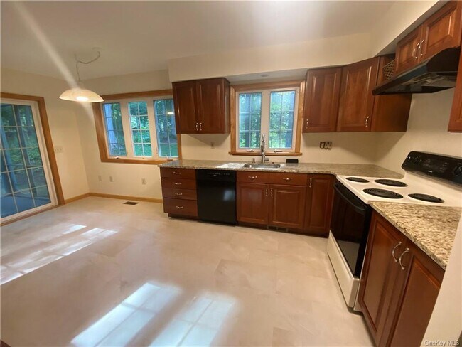 Foto del edificio - 28 Wildwood Dr