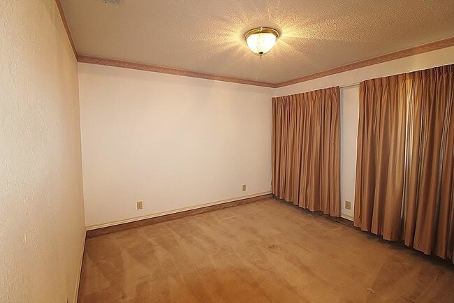 Building Photo - 1216 Bluffview Dr