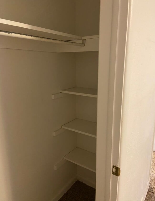 Building Photo - Available April 1 - 1 Bed/1 Bath Lindsley Park Condo