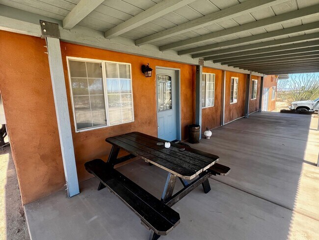 Foto del edificio - Charming 3-Bedroom Home for Rent in Landers, CA w SPA