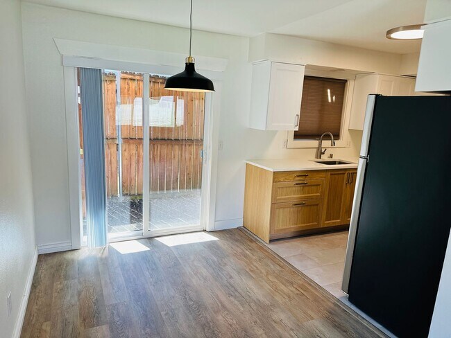 Foto del edificio - Charming Remodeled Camas Duplex