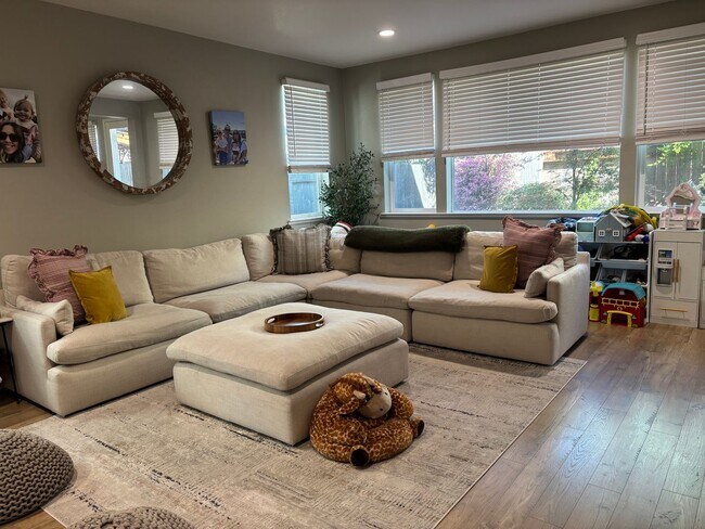 Foto del edificio - Newer 4 bedroom 2.5 bathrooms Available May 16th