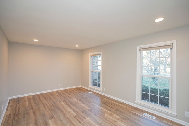 Building Photo - Beautifully Renovated Brentwood Home