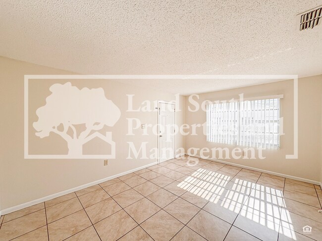 Foto del edificio - 5847 Charlton Dr