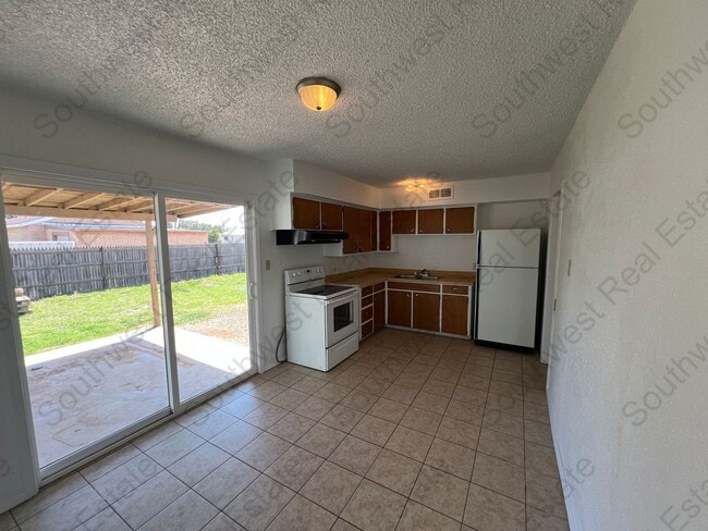 Foto del edificio - Spacious 3-bedroom 2 bath home- Freshly pa...