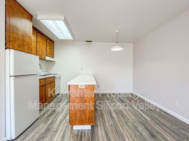 Building Photo - 1568 Willowbrae Ave.