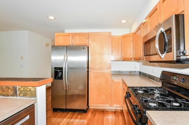 Foto del edificio - 3BR/3.5BA Craftsman Townhome w/ 2-Car Garage in Prime Seattle Location