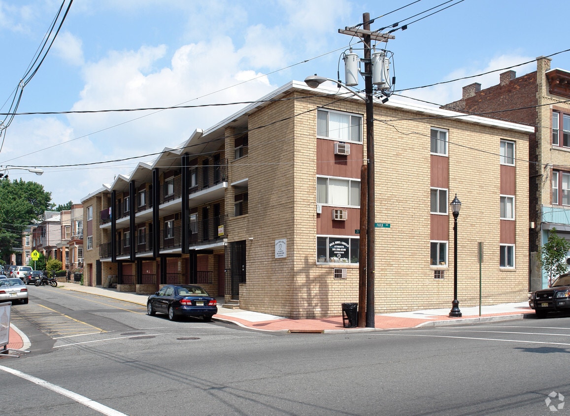 Building Photo - 100-108 35th St