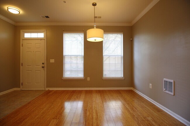 Foto del edificio - Updated 3/2.5 Townhome w/1 car garage