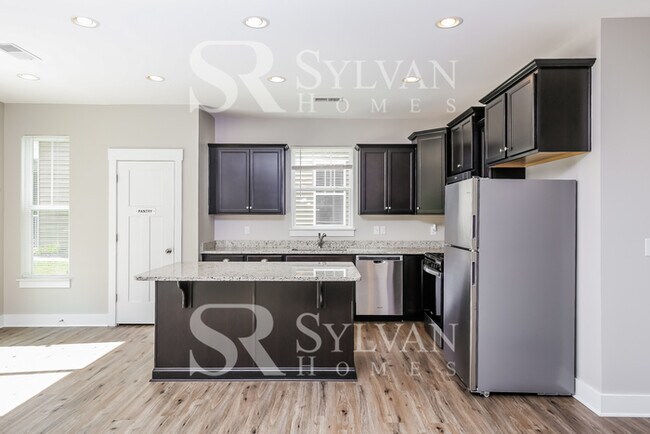 Building Photo - Easy living in this 4 BR, 2.5 BA home