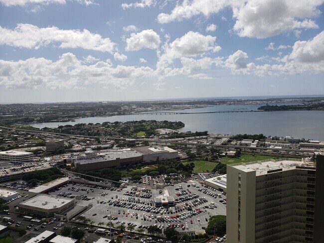 Building Photo - Beautifully Renovated 2 bedroom Penthouse ...