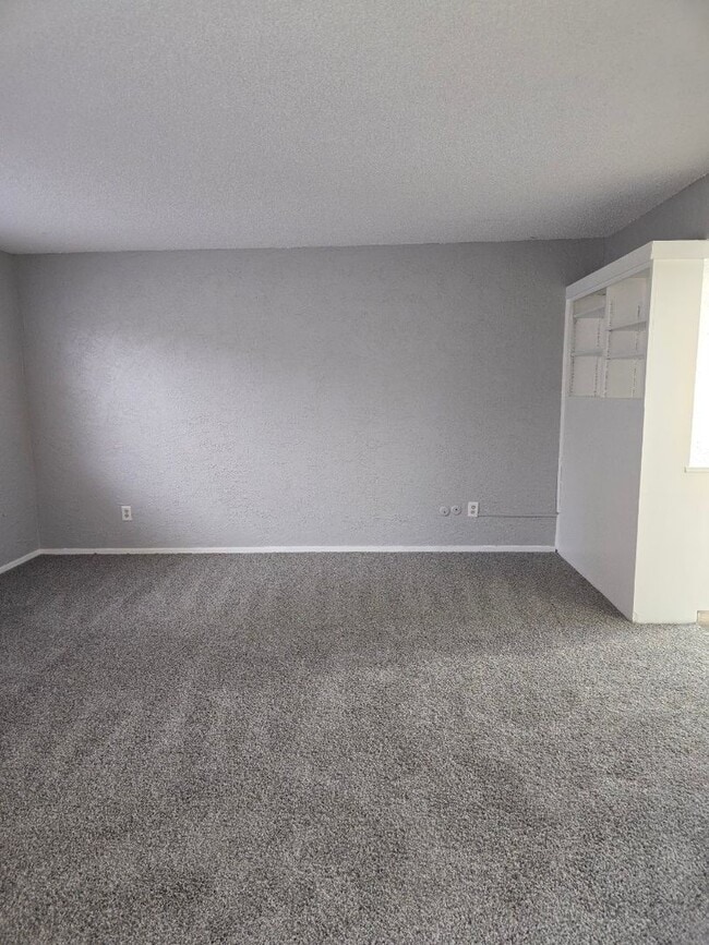 Building Photo - Spacious 2BD/2BTH with Private 2 Car Garage! (Ground Floor)