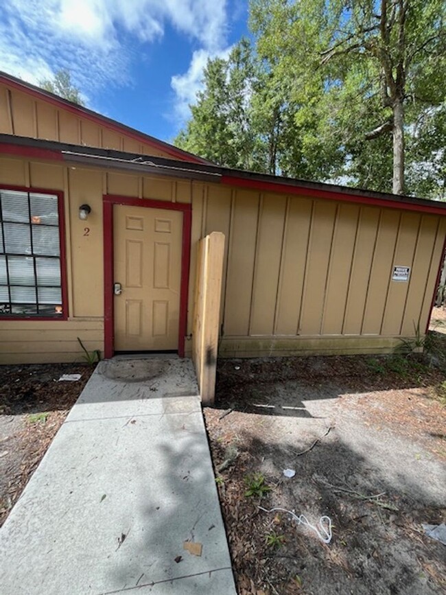 Building Photo - 2-bedroom, 1-bathroom home in the Pine Rid...