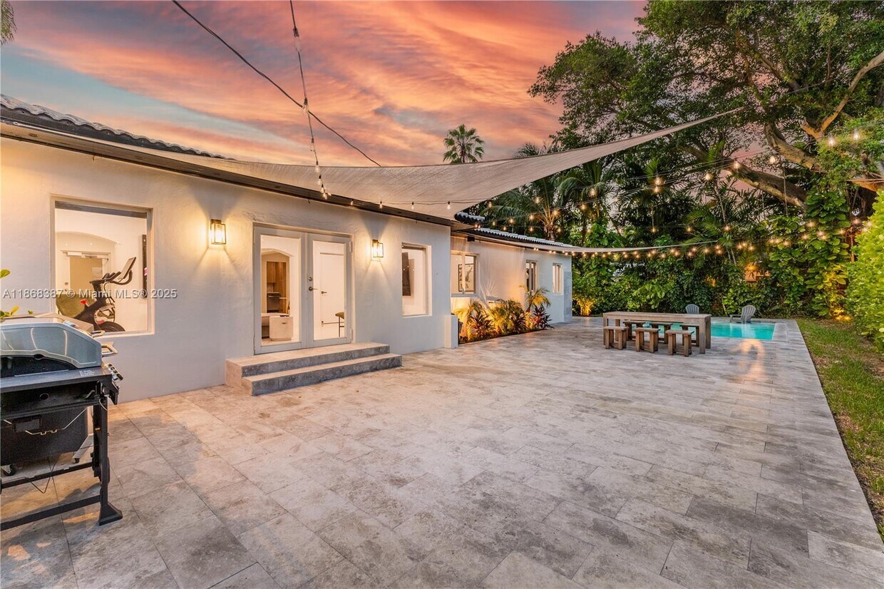 Foto principal - 741 NE 87th St