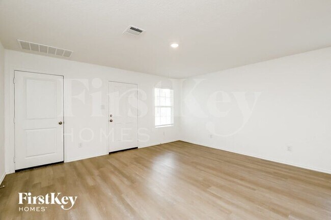 Foto del edificio - 10407 McClintock Dr