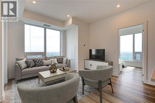 Building Photo - 15 Wellington St S