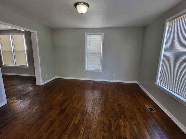 Foto del edificio - 3 bedroom, 1.5 bathroom house located in E...