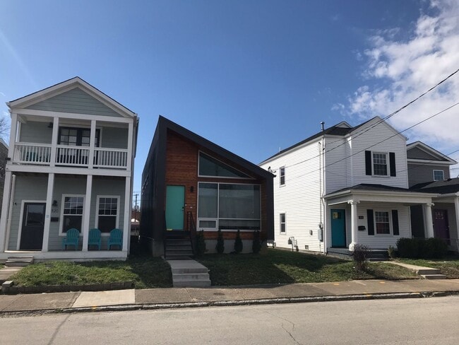 Building Photo - Renovated Germantown House in Great Location