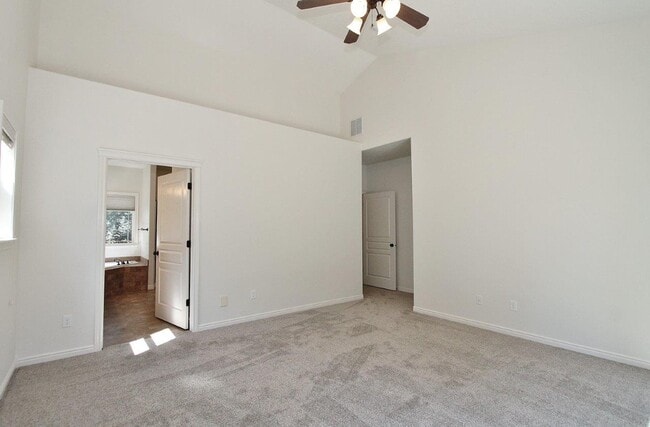 Building Photo - Stunning Home w/Open Floor-plan