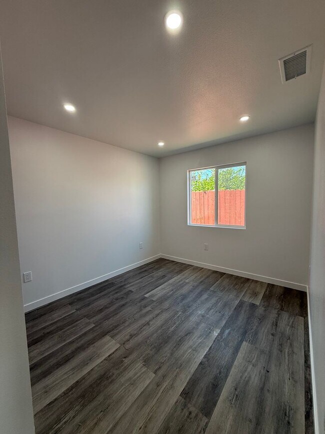 Foto del edificio - 2 bed, 1 bath ADU with private yard and laundry