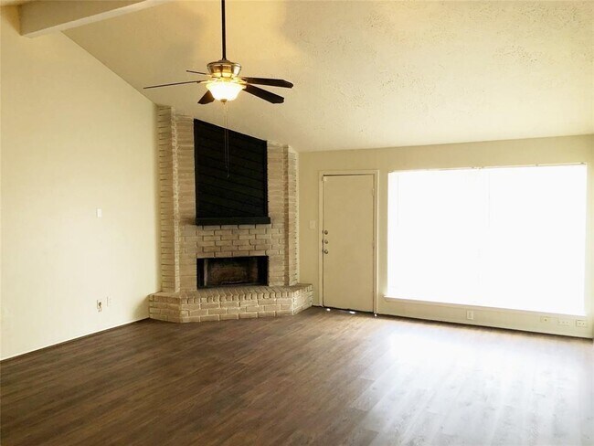 Foto del edificio - 13322 Oak Ledge Dr