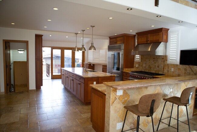 Building Photo - 631 Calle de Arboles