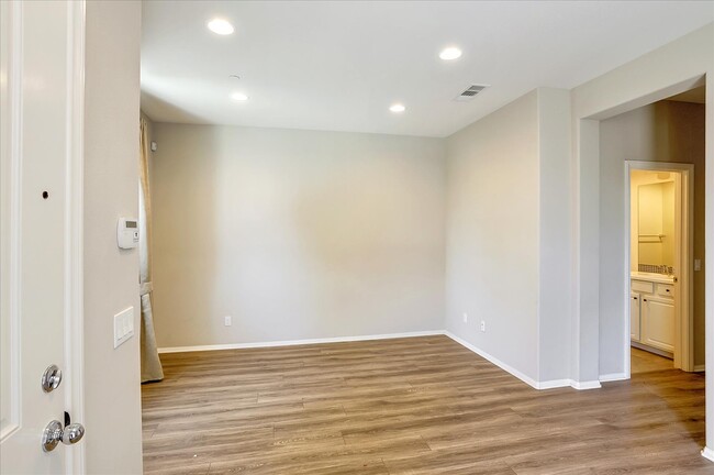 Building Photo - 458 Stratus Ln