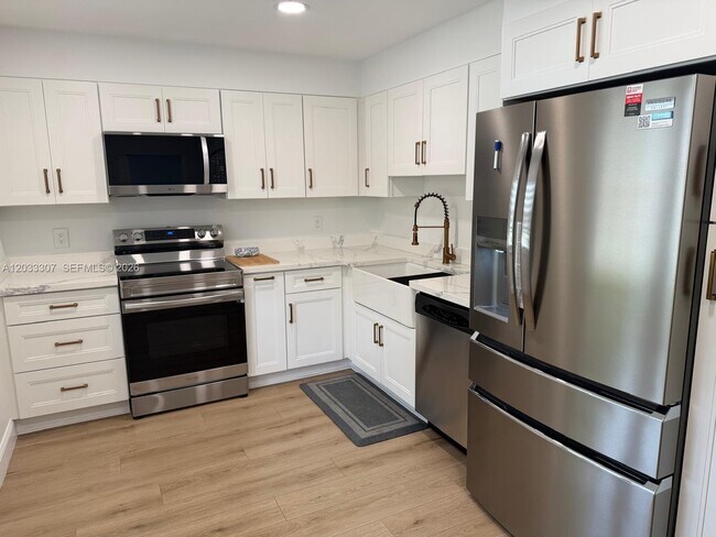 Foto del edificio - 4261 W Palm Aire Dr