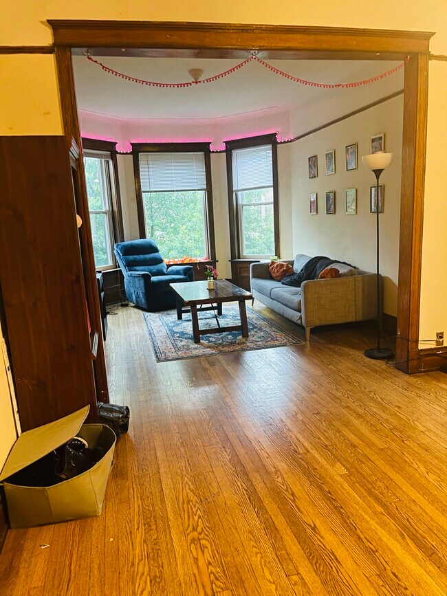 sala de estar/comedor conectados - 3730 N Magnolia Ave
