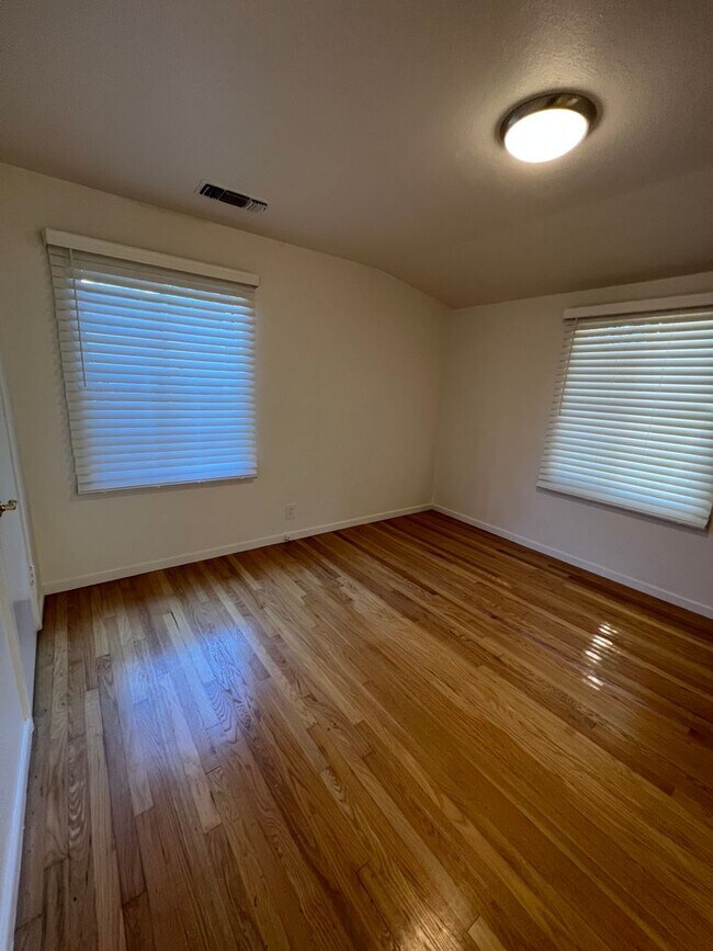 Building Photo - 5309 Camellia Ave - LOVELY HOME IN RIVER P...