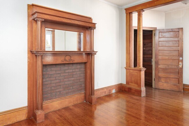Building Photo - Large, newly renovated 4 bed unit with in-...