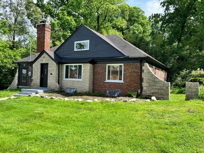 Building Photo - Renovated and charming Golf Manor Home