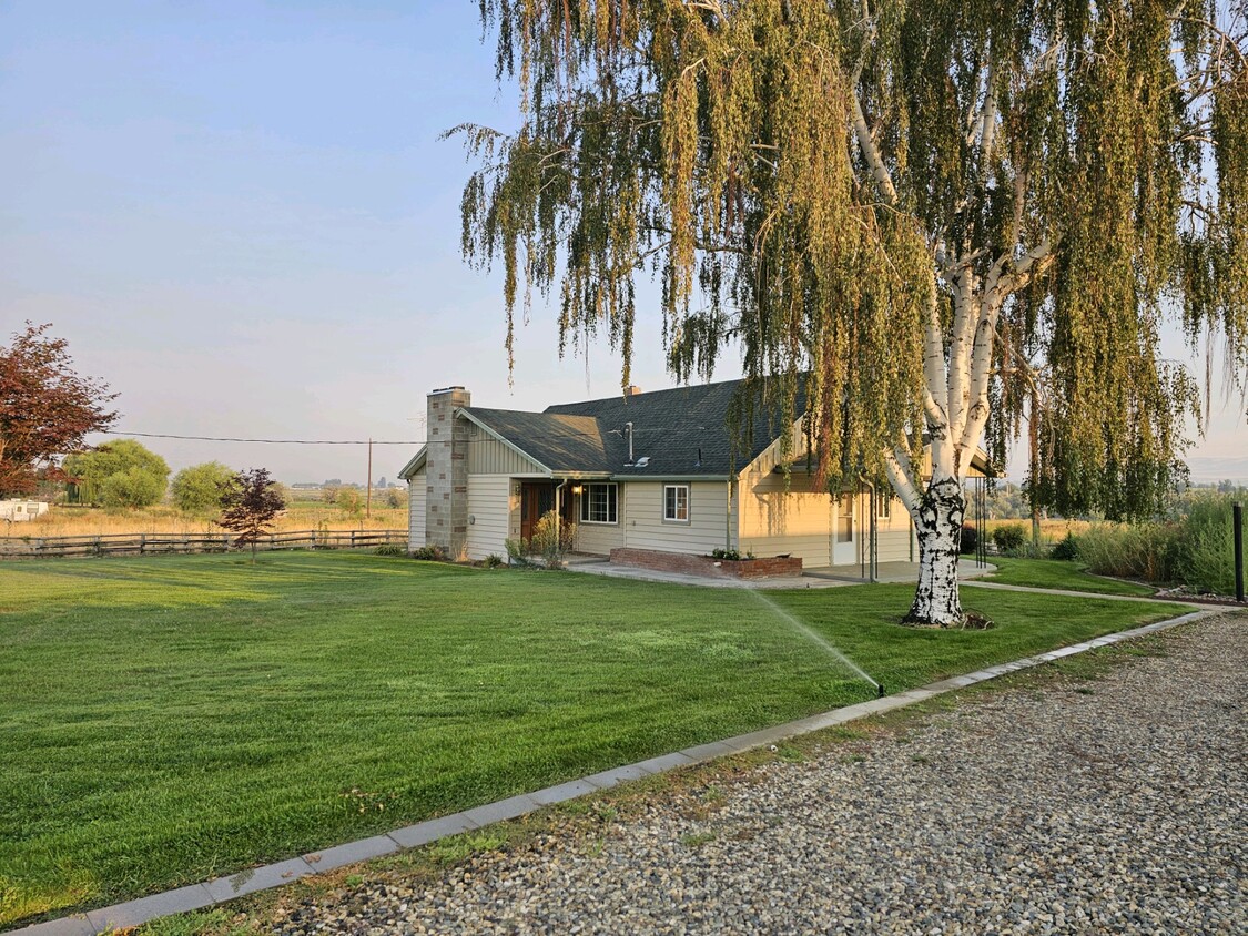 Primary Photo - 920 W Edison Ave