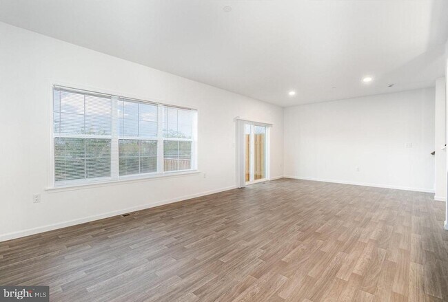 Building Photo - 7870 Briarwood Dr