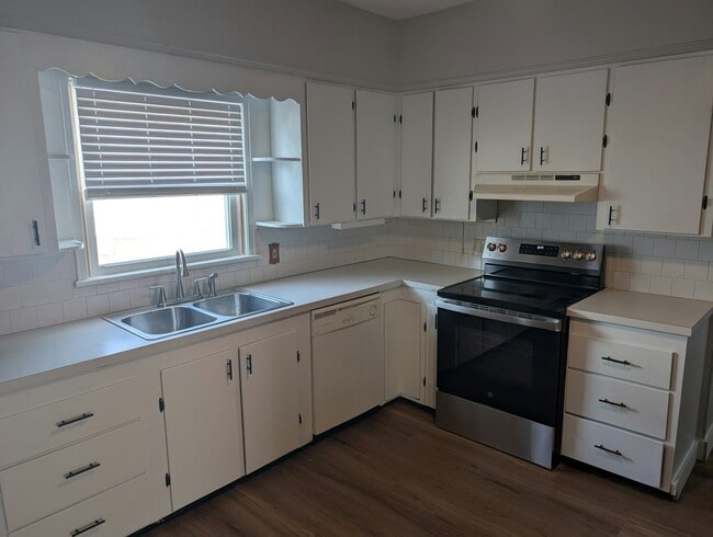 Building Photo - 28-32-32 Mary Ave