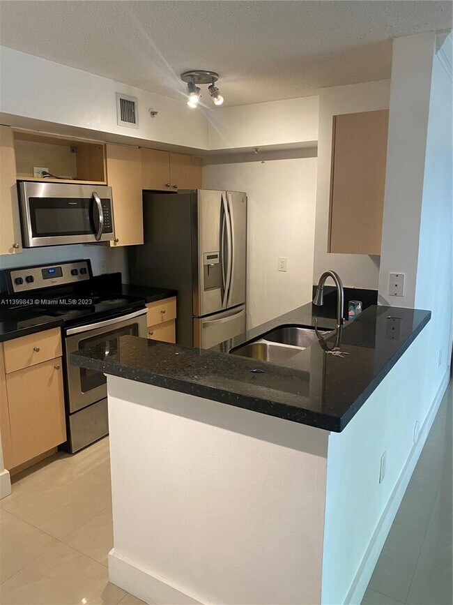 Foto del edificio - 2433 Centergate Dr