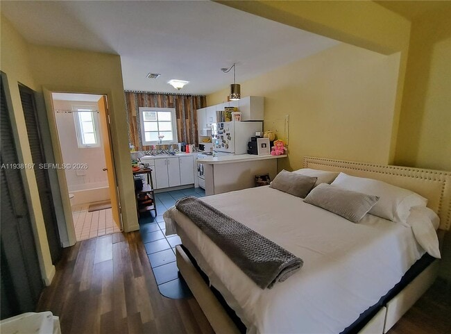 Building Photo - 833 10th St