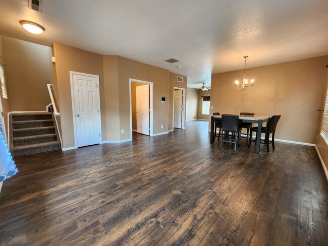 Building Photo - 3 Bed 3 bath Town House in Soaring Eagles!