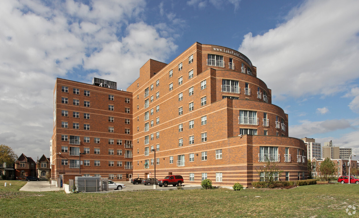 Primary Photo - Lake Park Crescent Apartments