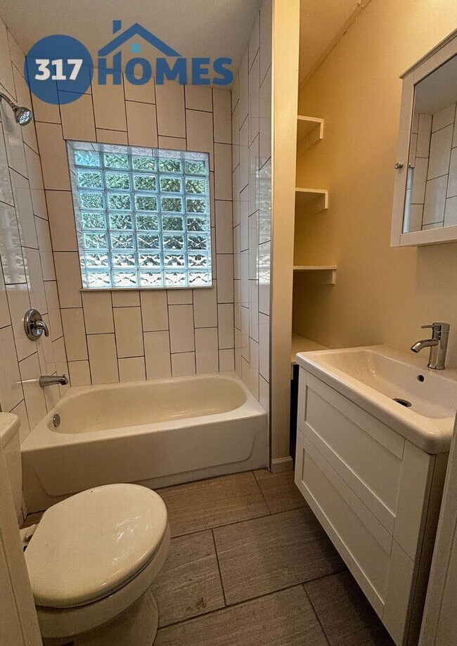 Foto del edificio - Updated Garfield Park 2/1 Bungalow