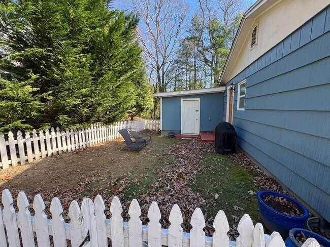 Building Photo - Black Mountain Gem Near Lake Tomahawk!