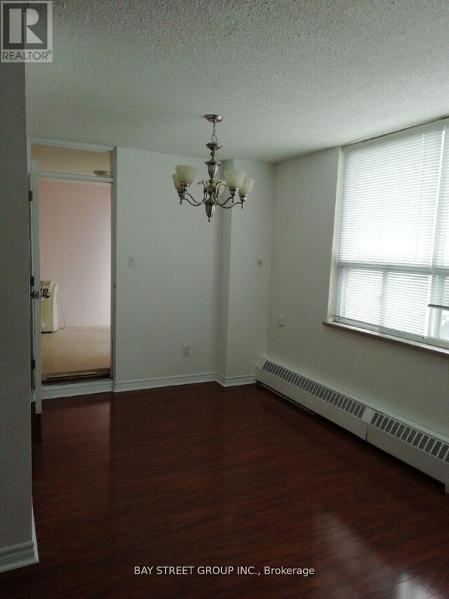 Photo du bâtiment - 5-1215 Parkway Forest Dr