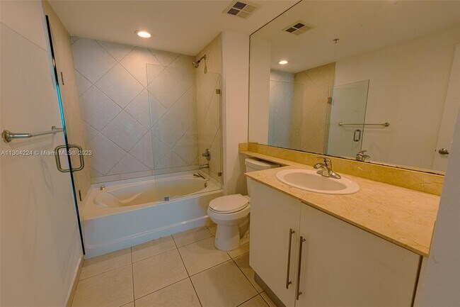 Foto del edificio - 325 S Biscayne Blvd