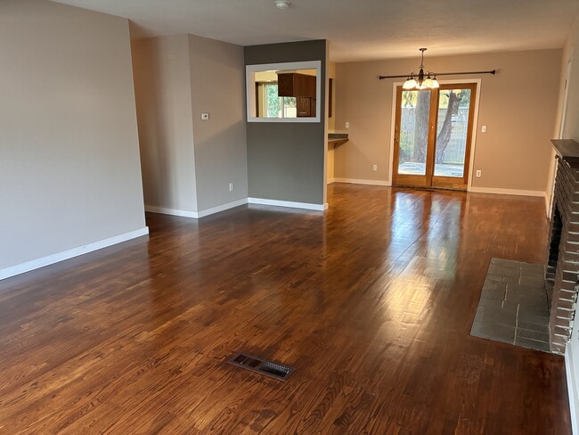 Living room/dining area - 484 N Kentucky Ave