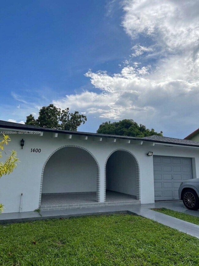 Building Photo - 1400 W 39th Pl