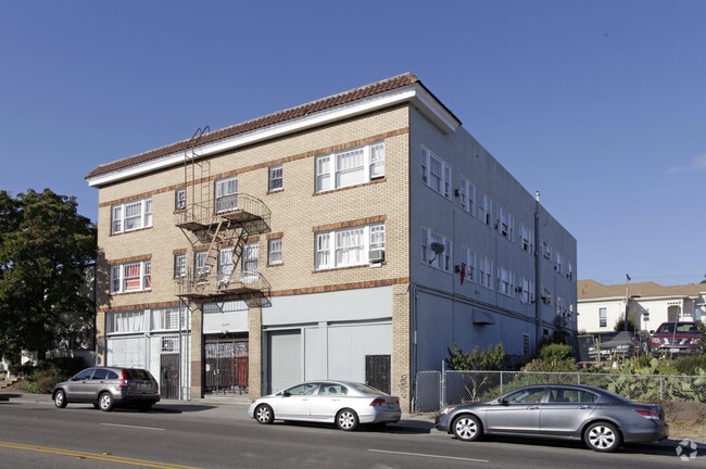 Primary Photo - 2044 International Blvd - Sunny Studios an...